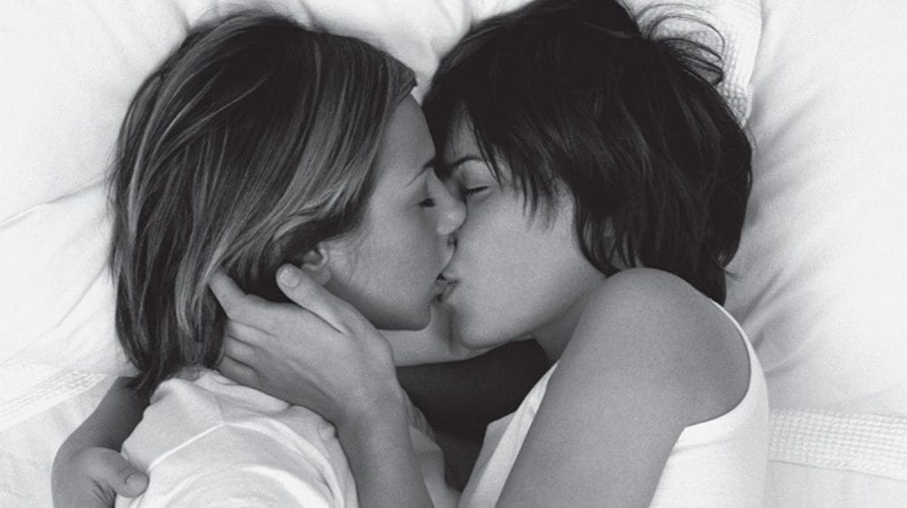 beso entre mujeres lesbianas
