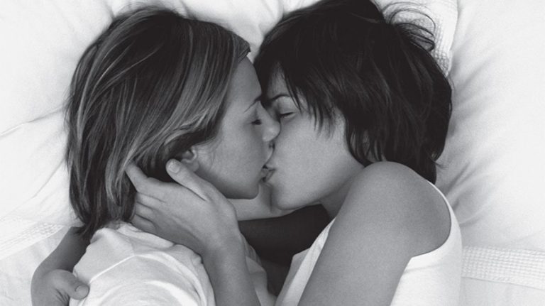 beso entre mujeres lesbianas
