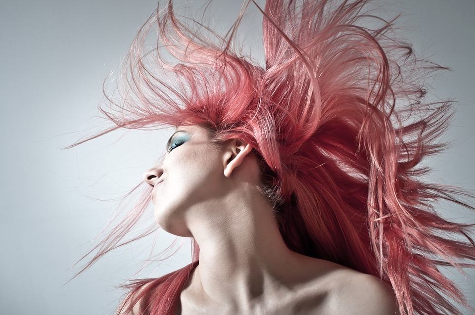visita a tu estilista para un Cabello saludable a través del cuidado