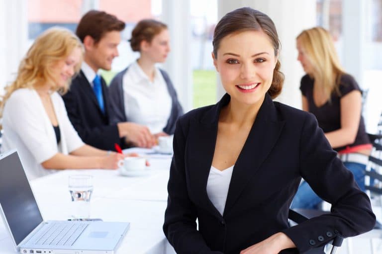 mujer trabajando en oficina