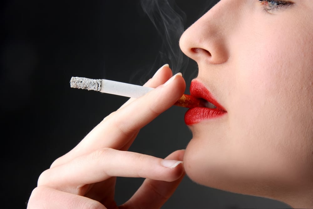 mujer fumando