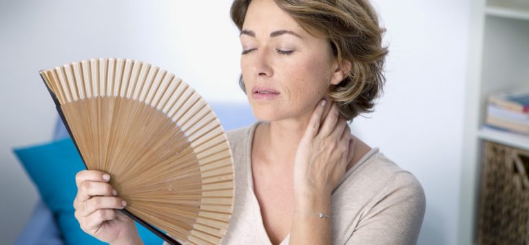 mujer con menopausia sufriendo calor