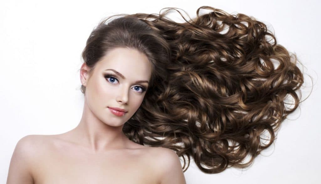 Usa el cabello con rizos, ondas y bucles