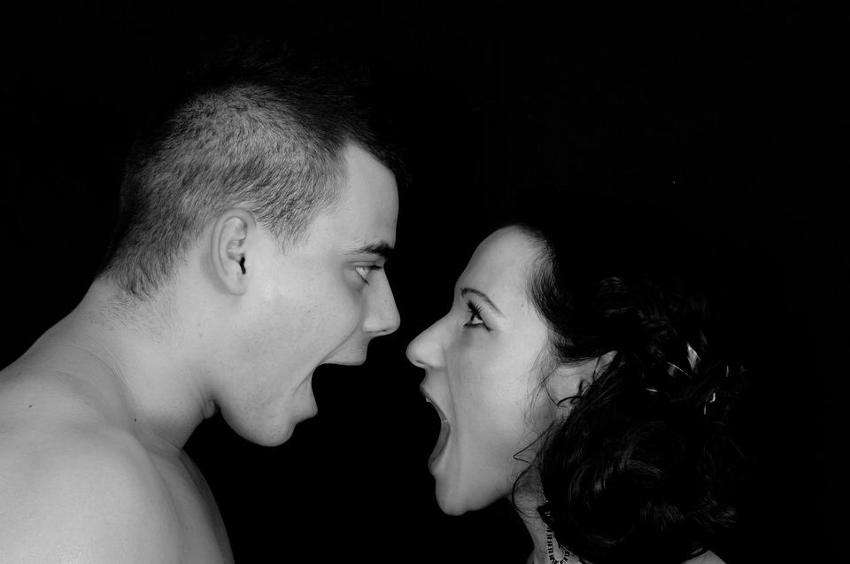 miujeres y hombres y dolor