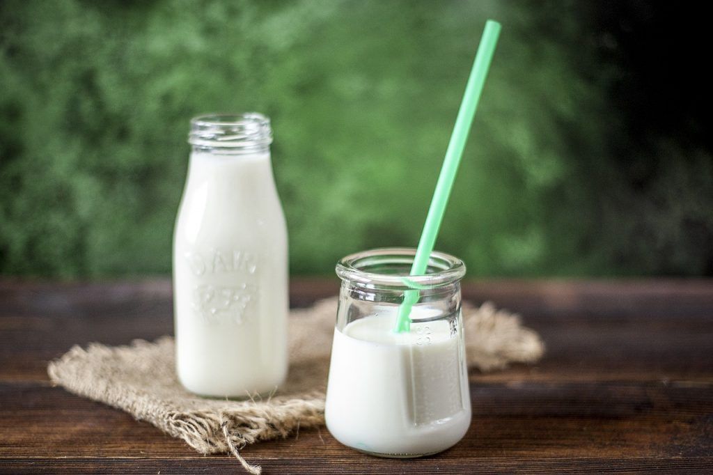 Leche o yogur desnatado o bajo en grasa Los productos lácteos son ricos en potasio, y eso tiene un efecto reductor de la presión sanguínea. Cuando tomamos lácteos bajos en grasa o sin grasa, obtenemos poca o ninguna grasa saturada. Evitando las grasas saturadas evitaremos que aumente nuestro colesterol