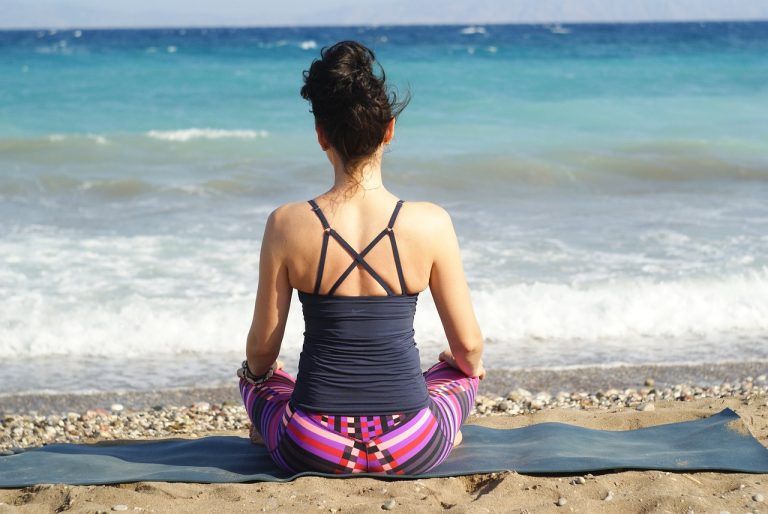 Posturas de yoga fáciles para iniciarse en esta práctica