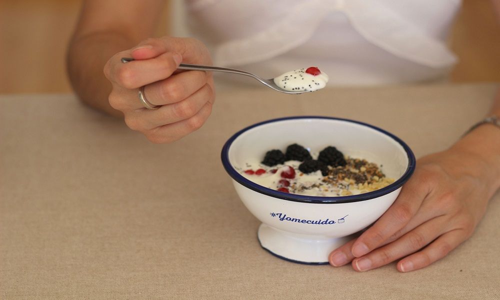 Almendras y té chai con yogur