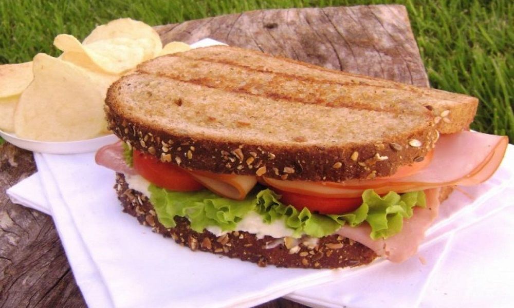 Huevos verdes y sándwiches de jamón