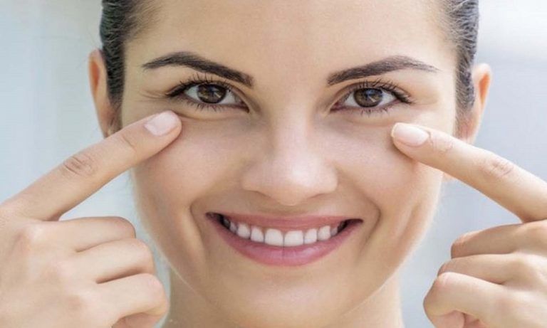 cómo aplicar el contorno de ojos