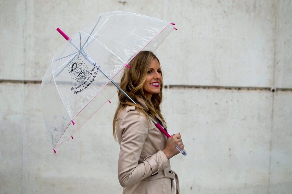 combinar el paraguas para un buen look