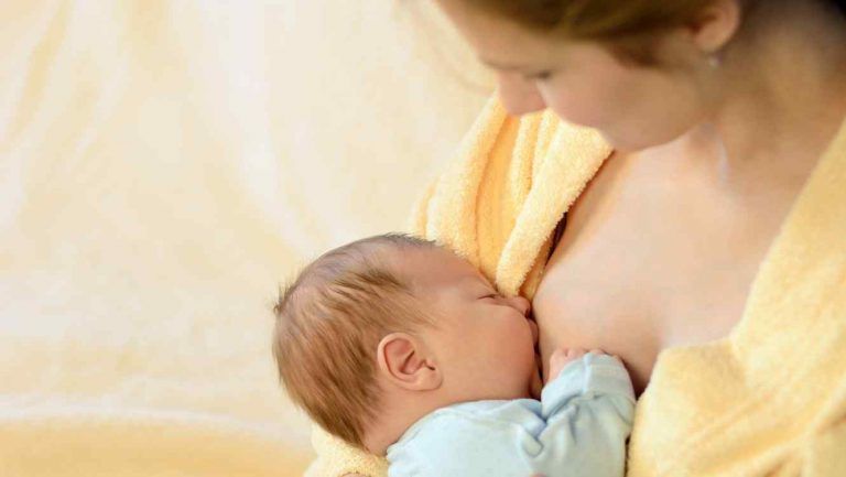 Madre que puede reclamar la devolución del IRPF por la baja de maternidad