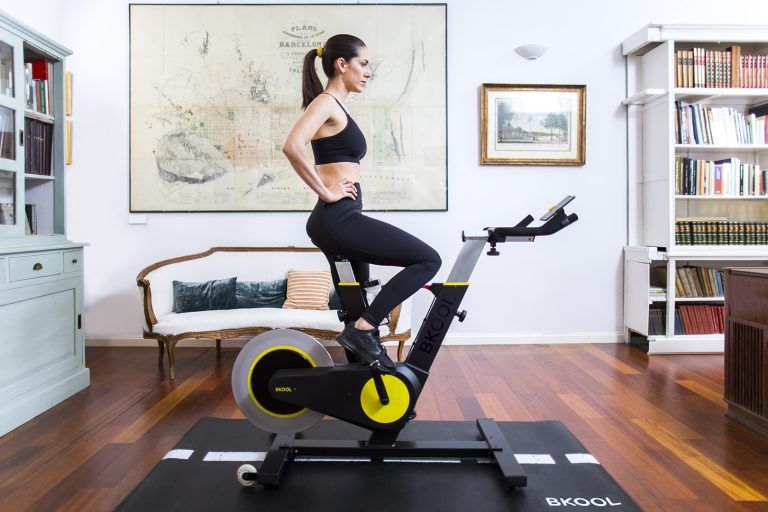 en forma con una máquina de cardio en casa