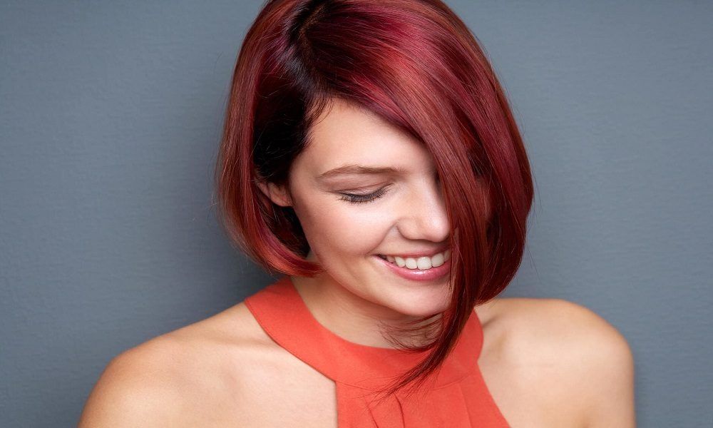 color de pelo rojo iluminado