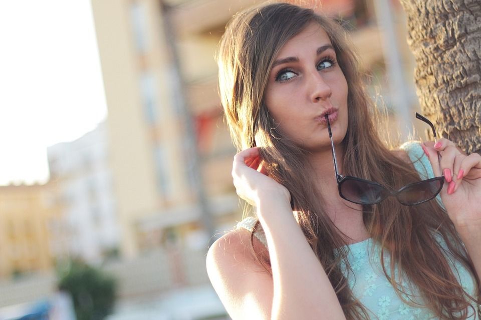 chica guapa con gafas de sol