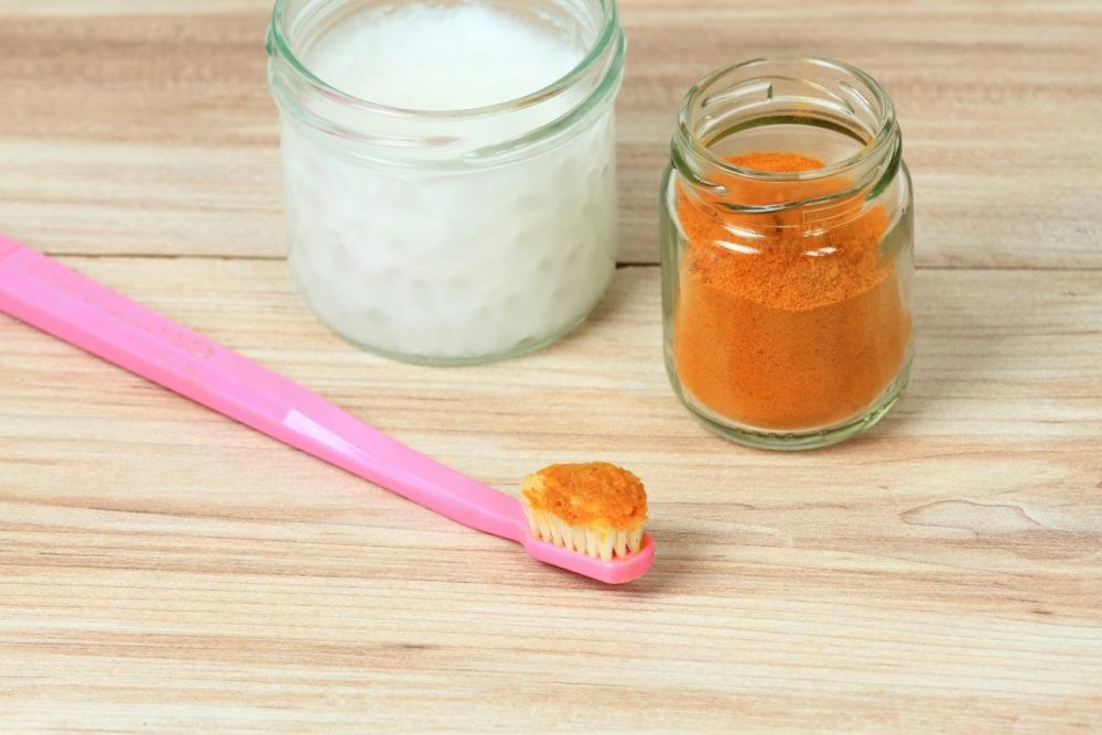 cómo usar la cúrcuma y el aceite de coco para blanquear los dientes
