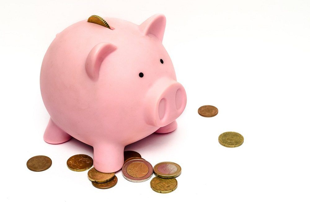Mete dinero en una hucha