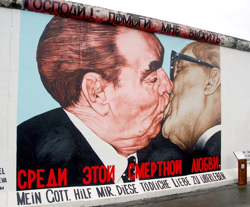 Beso fraternal en Berlín