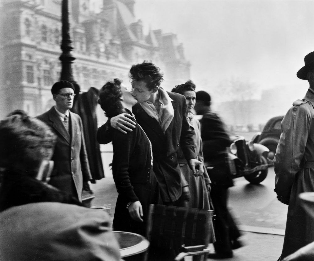Beso frente al Hotel de Ville