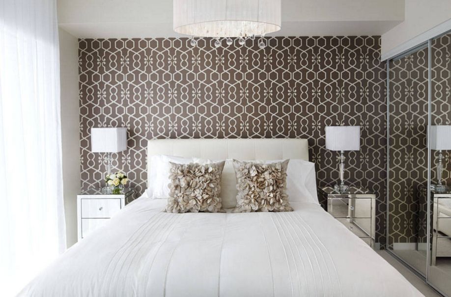 Pared empapelada con texturas para decorar el cabecero