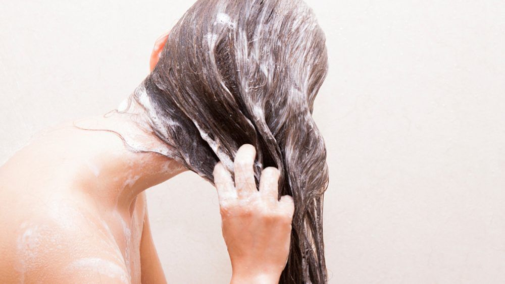 Lavarse el cabello con un champú sin sal