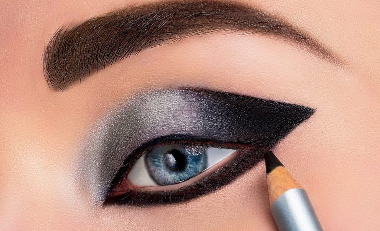 combinar el eyeliner y la máscara de pestañas