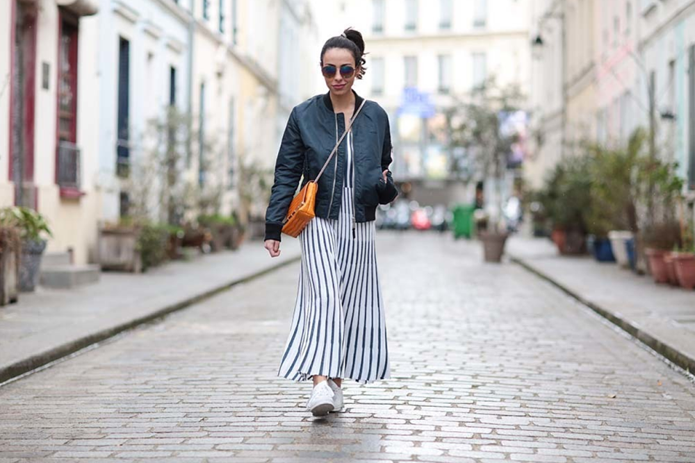 Combinar un vestido con zapatillas
