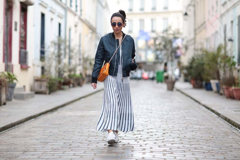 Combinar un vestido con zapatillas