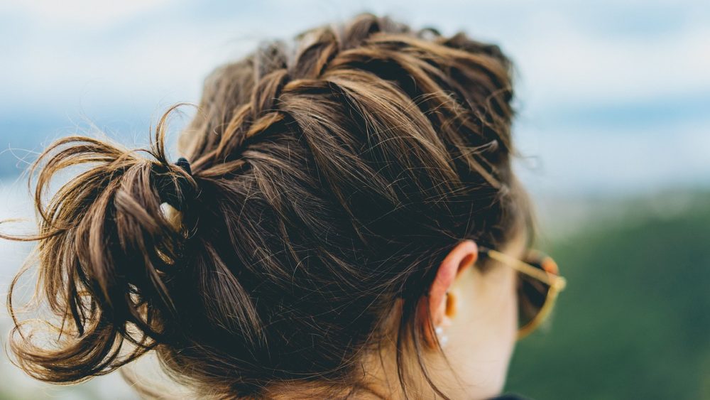 moño despeinado con trenza