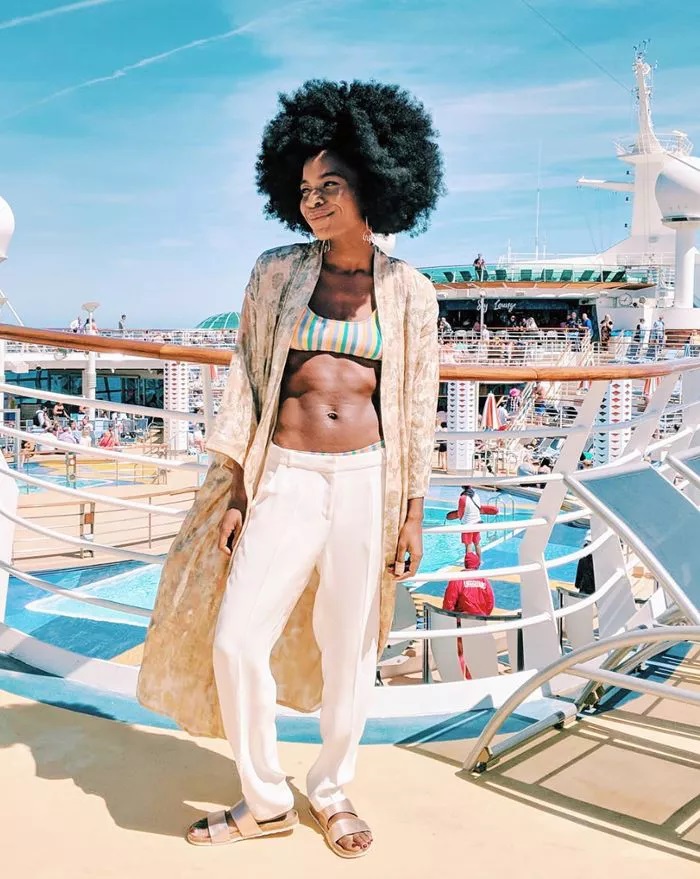 Kimono con top de bikini, pantalones y sandalias