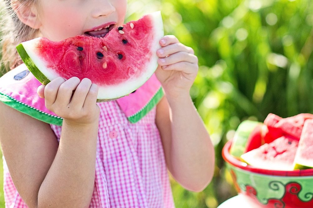 La fruta es importante en la alimentación de un niño