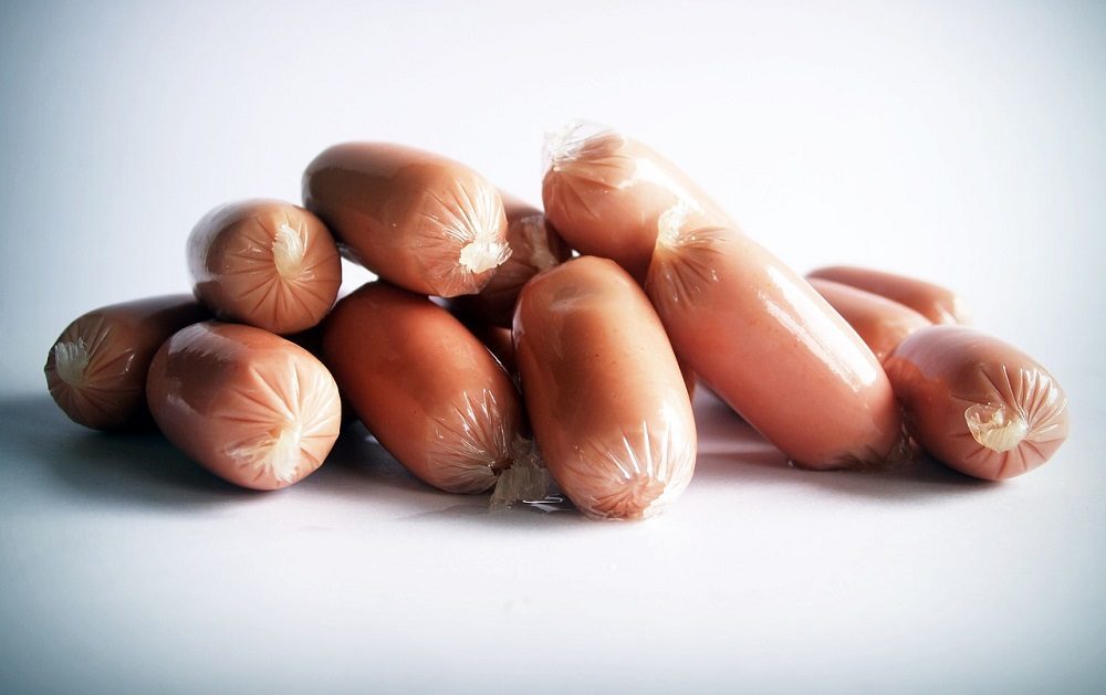 Las salchichas crudas contienen bacterias