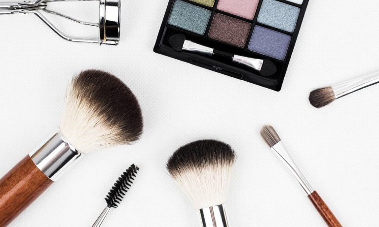 Varios accesorios de maquillaje