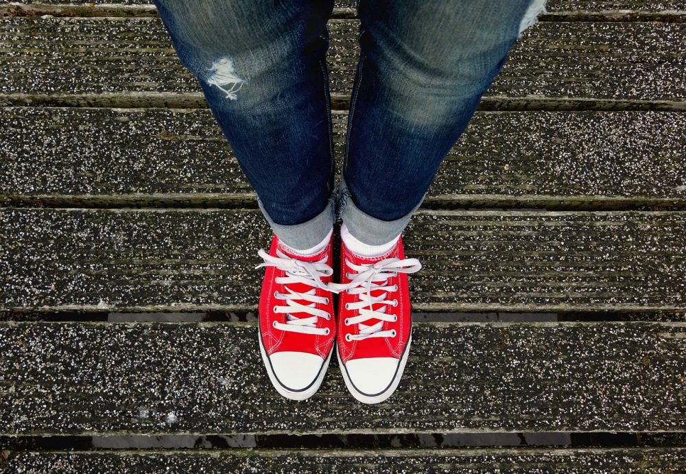 Zapatillas y jeans, una combinación perfecta