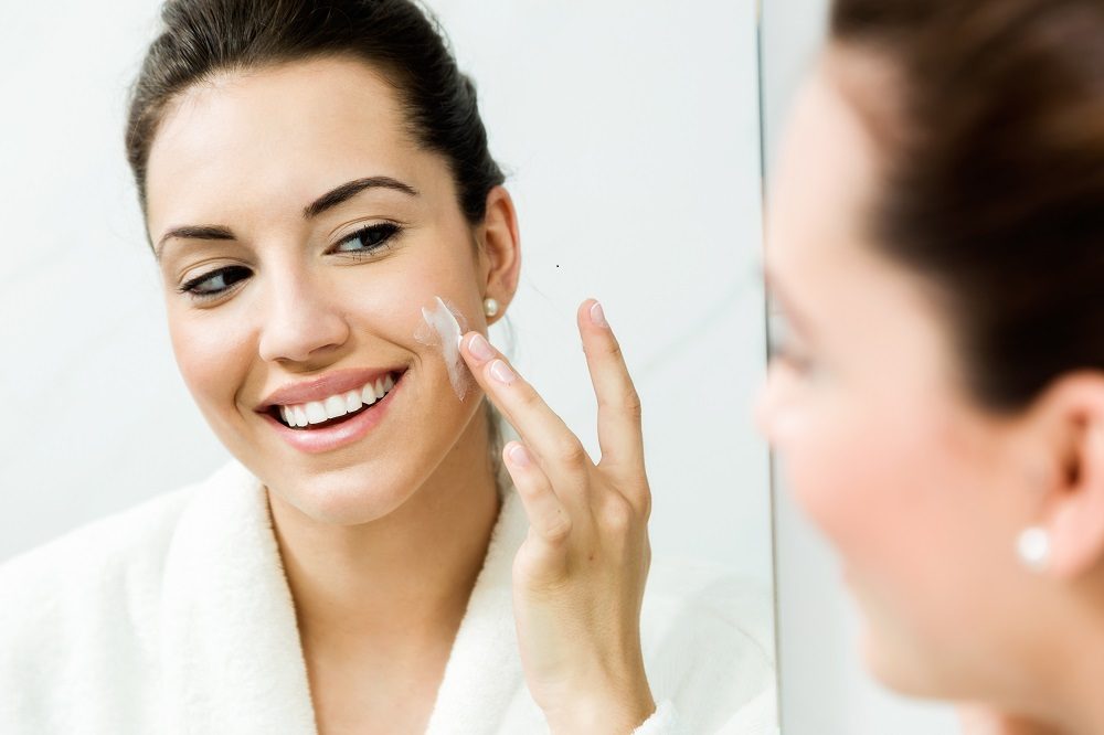 La crema hidratante es muy importante antes de maquillarse