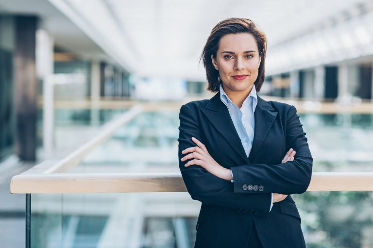Techo de cristal y dirección para la mujer: un problema real en el mundo real