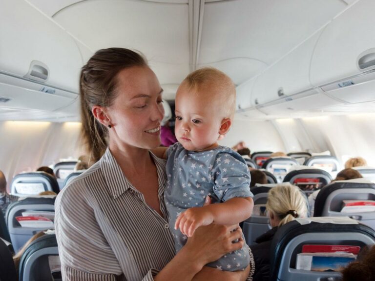 Viajar en avión con bebés