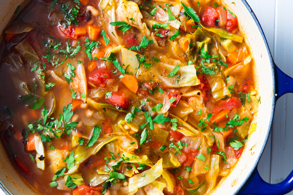 Sopa de col, otra de las mejores recetas de platos ligeros para cenas poco pesadas