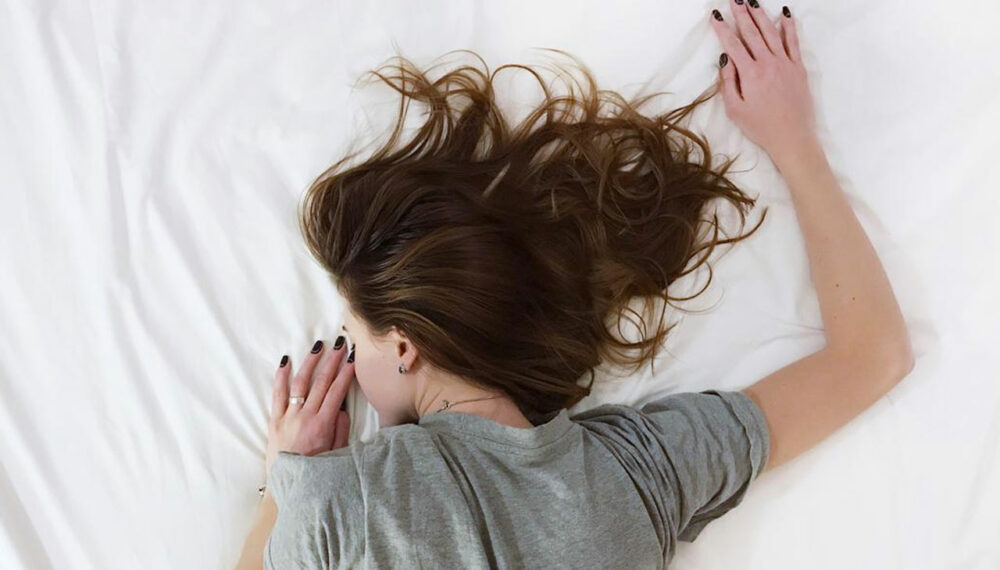 Consejos y trucos para cuidar el pelo mientras duermes
