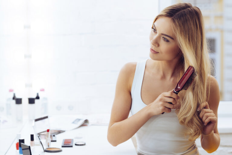 Consejos y trucos para cuidar el pelo mientras duermes