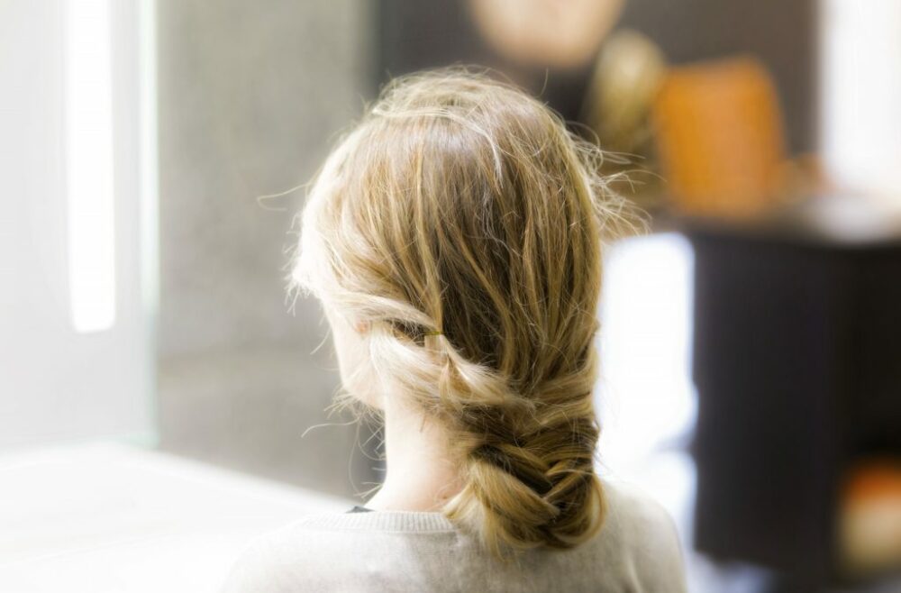 Trenza despeinada para simular mayor volume con un cabello fino