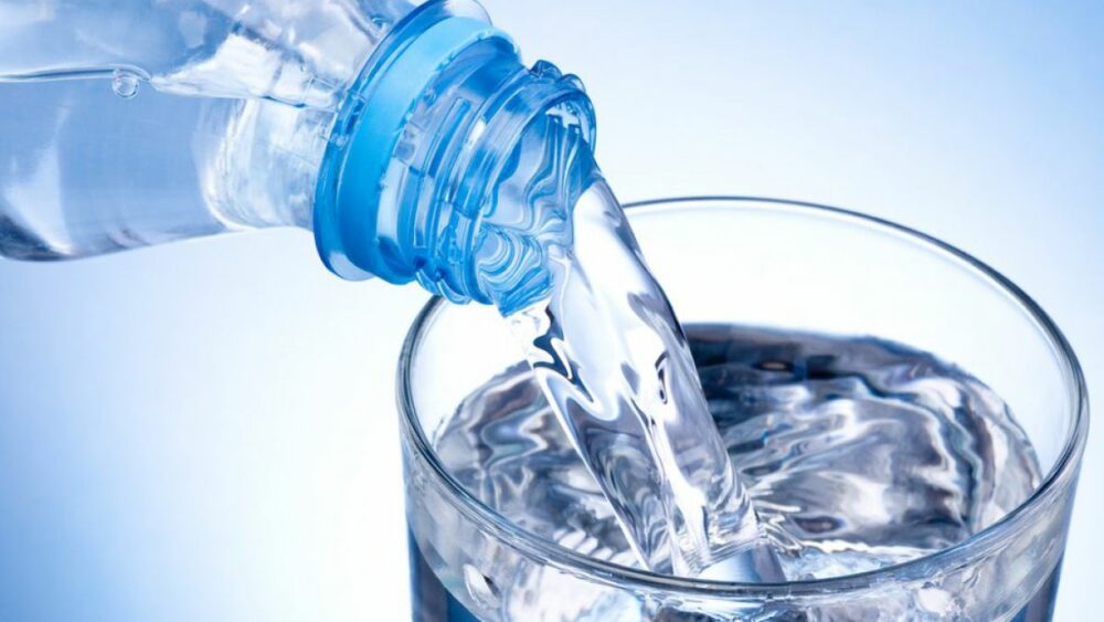 Caduca el agua mineral envasada