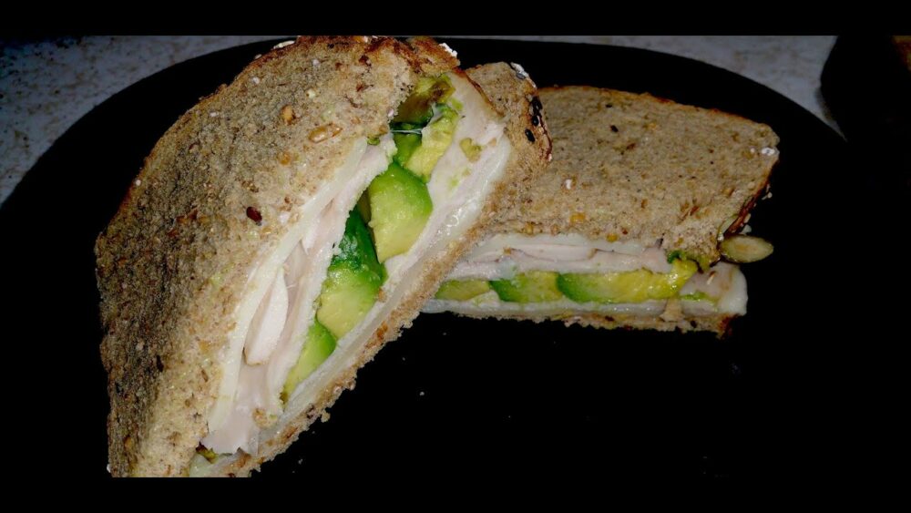 sandwich rápido de pavo, aguacate y alioli