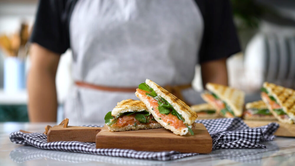Sándwich de salmón ahumado con queso de untar