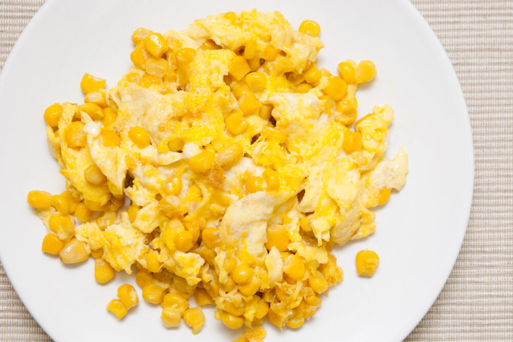 Huevos con maíz