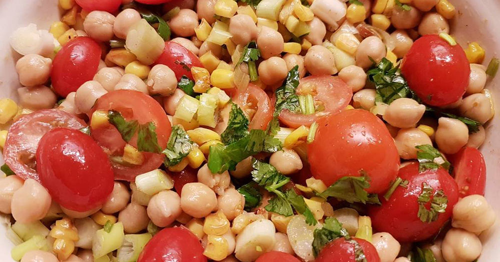 Ensalada de garbanzos, tomate y ventresca de atún, una de las recetas con grasas saludables