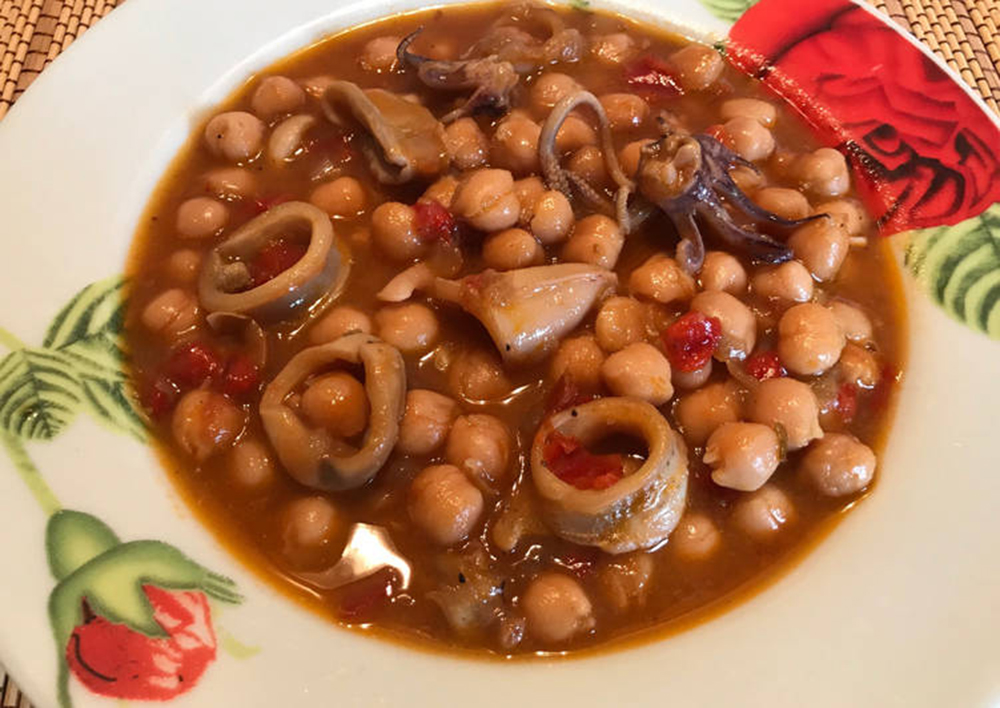 Guiso de garbanzos con calamares