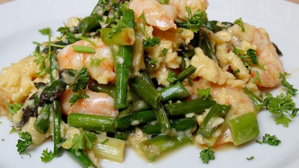 Huevos revueltos con espárragos y gambas