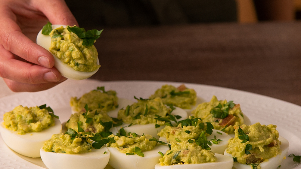 Huevos rellenos de guacamole