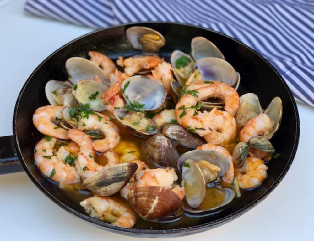 Sartén de setas, almejas y langostinos, otra de las recetas que llevan alimentos con grasas saludables