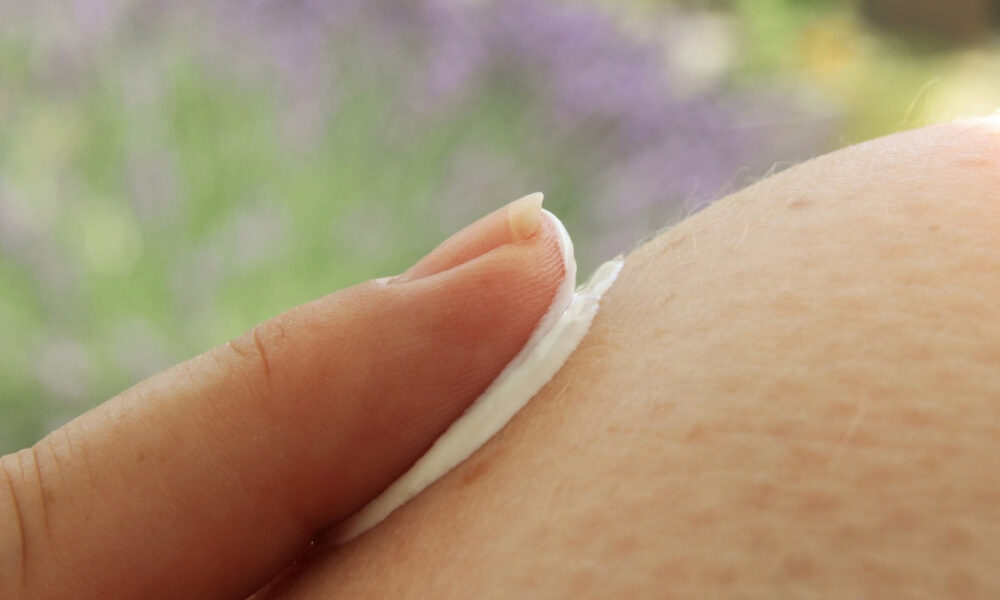 Cuidado de la piel aplicando crema para hidratarla.